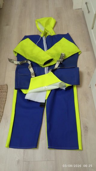 Traje de agua azul y amarillo