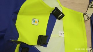 Traje de agua azul y amarillo