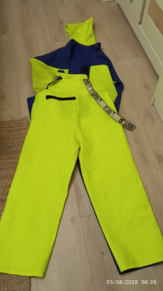 Traje de agua azul y amarillo