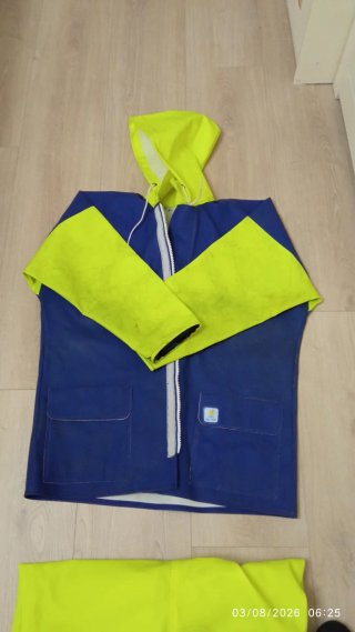 Traje de agua azul y amarillo
