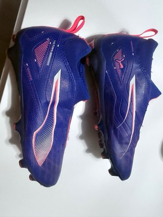 Botas de fútbol Puma azules y naranja