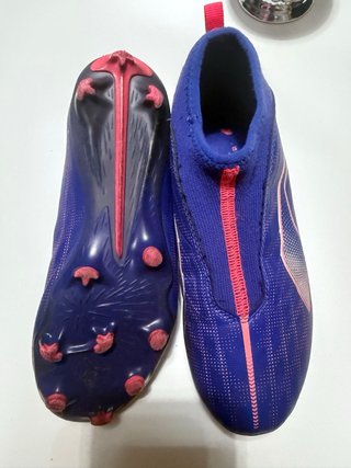 Botas de fútbol Puma azules y naranja
