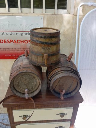 3 Barriles de madera con grifo