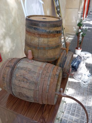 3 Barriles de madera con grifo