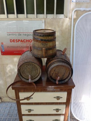 3 Barriles de madera con grifo