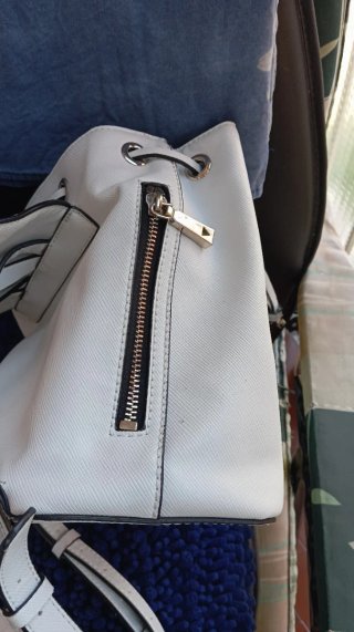 Zaino Guess bianco con ciondolo cuore