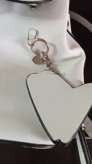 Zaino Guess bianco con ciondolo cuore