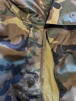 Chaqueta militar camuflaje y pantalon