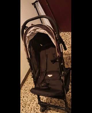 Ámplia silla de paseo,con dos pisiciones.