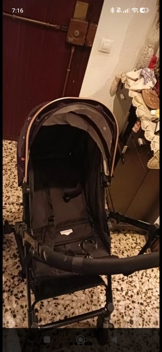 Ámplia silla de paseo,con dos pisiciones.