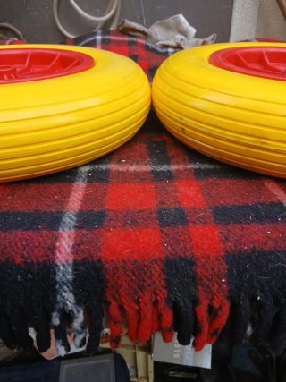 Ruedas de carretilla amarillas y rojas