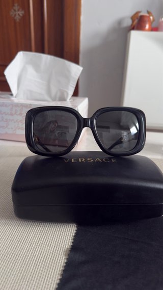 Gafas de sol Versace mujer negras y doradas