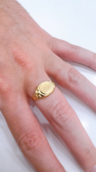 Anello scudo satinato tondo in oro 18kt 750