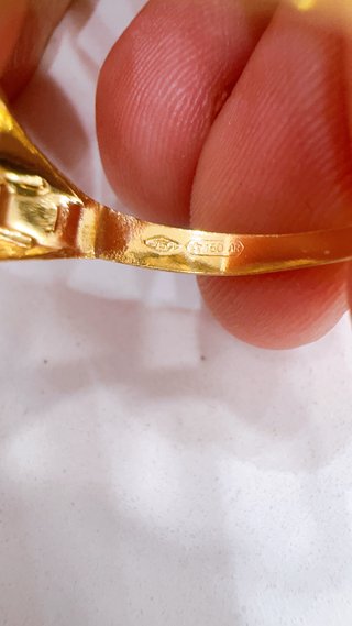 Anello scudo satinato tondo in oro 18kt 750