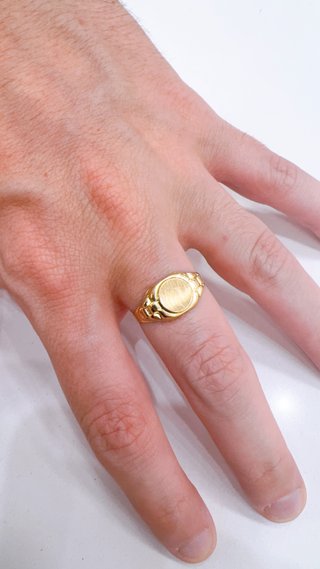 Anello scudo satinato tondo in oro 18kt 750