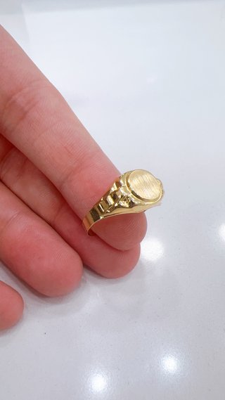 Anello scudo satinato tondo in oro 18kt 750