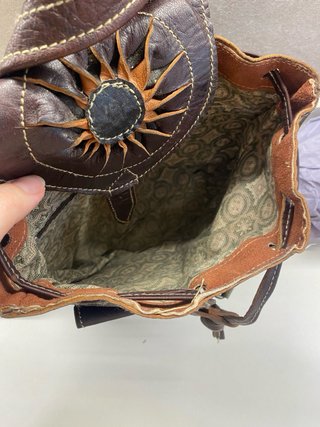 Mochila de cuero marrón