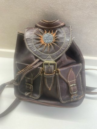 Mochila de cuero marrón