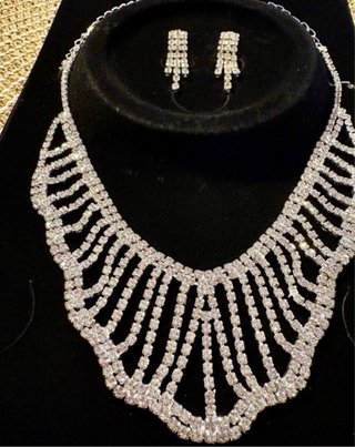 Conjunto collar y pendientes plateados