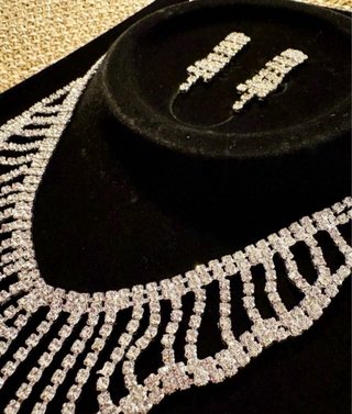 Conjunto collar y pendientes plateados