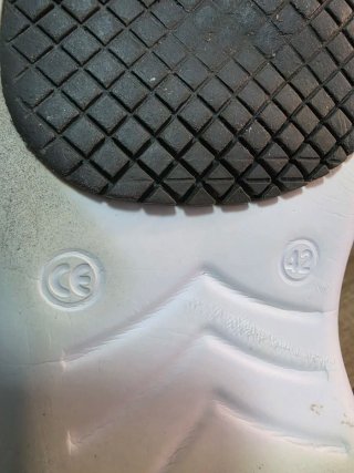 Zuecos sanitarios blancos
