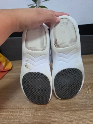 Zuecos sanitarios blancos