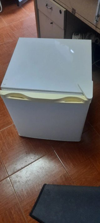 Nevera pequeña blanca