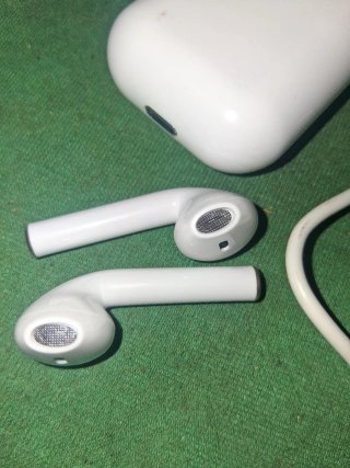 Airpods bianche con custodia e carica batterie