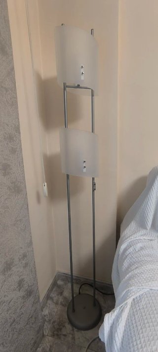 Lámpara de pie moderna cristal y metal