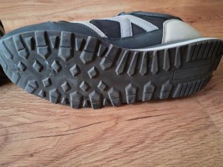 Zapatillas Kelme grises y beige