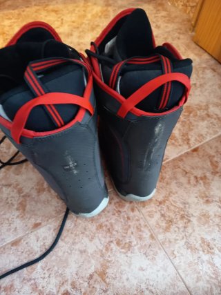 Botas de Snowboard Negras y Rojas