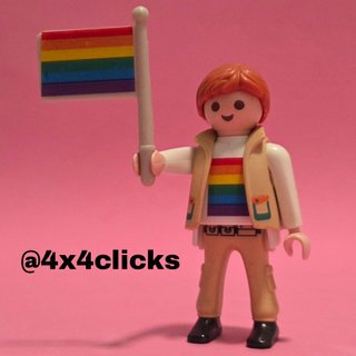 Playmobil Chico Gay con Bandera Arcoíris