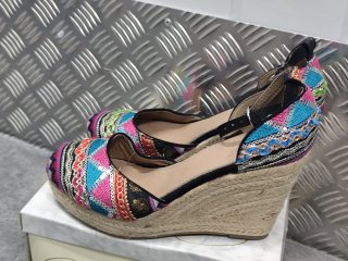 Zapatos cuña bordados multicolor