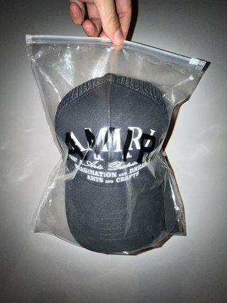 GORRA AMIRI LETRAS NEGRO-BLANCO