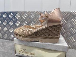 Sandalias doradas cuña