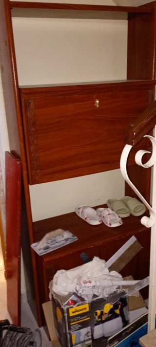 Mueble de madera marrón