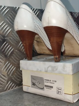 Zapatos de tacón blancos