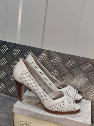 Zapatos de tacón blancos