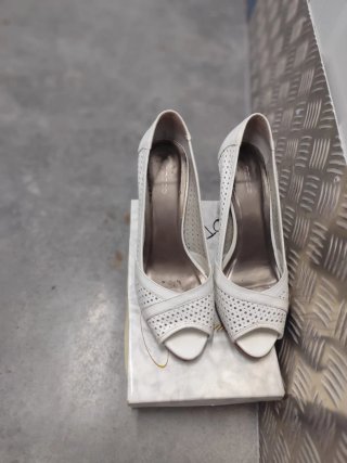 Zapatos de tacón blancos