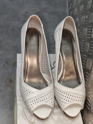 Zapatos de tacón blancos