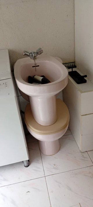 Lavabo de cerámica rosa y beige