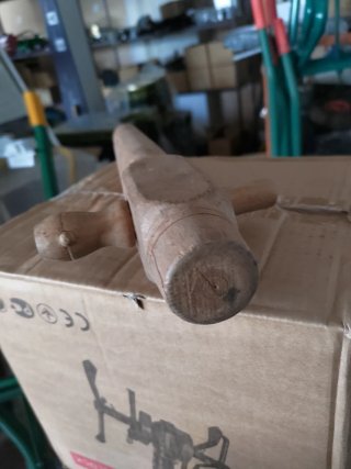 Attrezzo antico in legno rubinetto botte vino