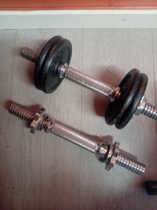Banco de pesas y barra con discos