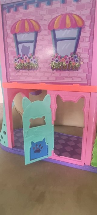 Casita de muñecas rosa y turquesa