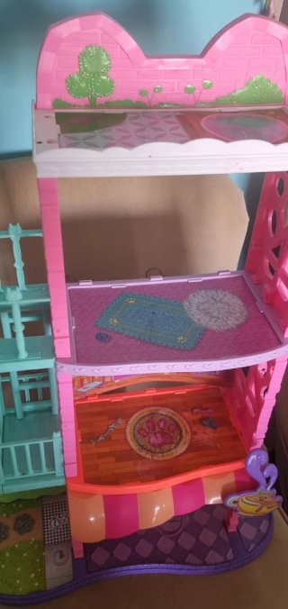 Casita de muñecas rosa y turquesa