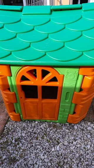 Casetta da giardino per bambini con design divertente e colorato