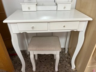 Tocador blanco con espejo y taburete