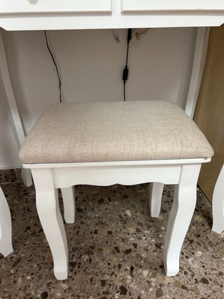 Tocador blanco con espejo y taburete