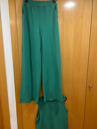 Conjunto verde pantalón y top