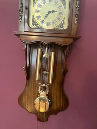 Reloj de pared de madera con péndulo